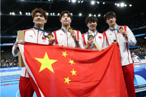 潘展乐最后一棒连超两人！中国夺男子4X1