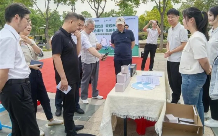 政协委员试乘试驾新能源汽车，为汽车产业发