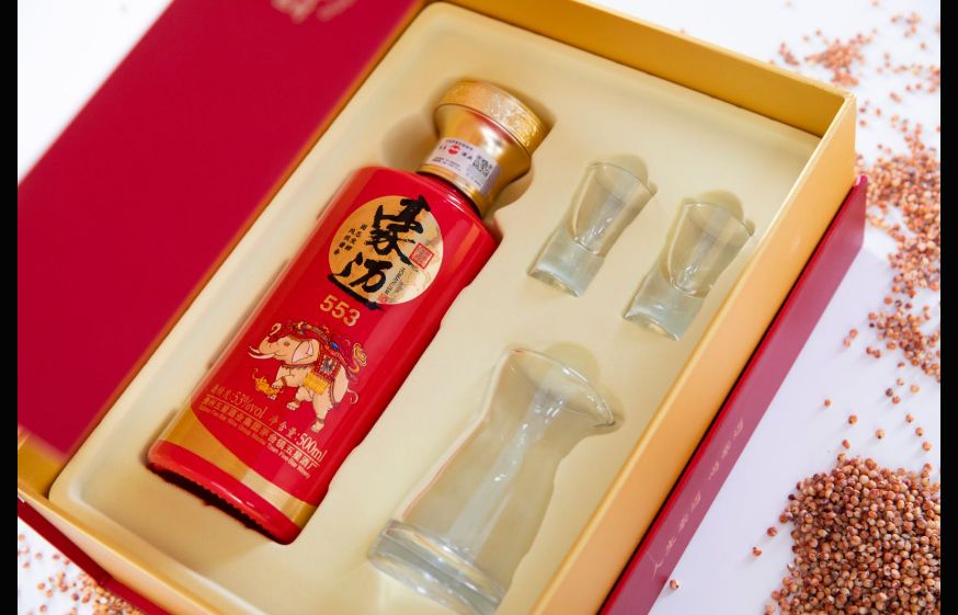 团聚餐桌上的豪迈白酒:文化、情感与社交的