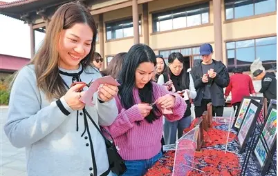 留学生学“非遗”感受中国文化魅力 