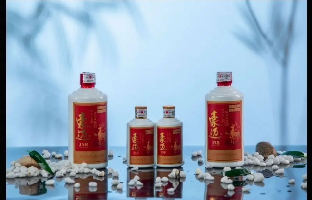 一杯豪迈酱香白酒,敬岁月、敬过往、敬知己